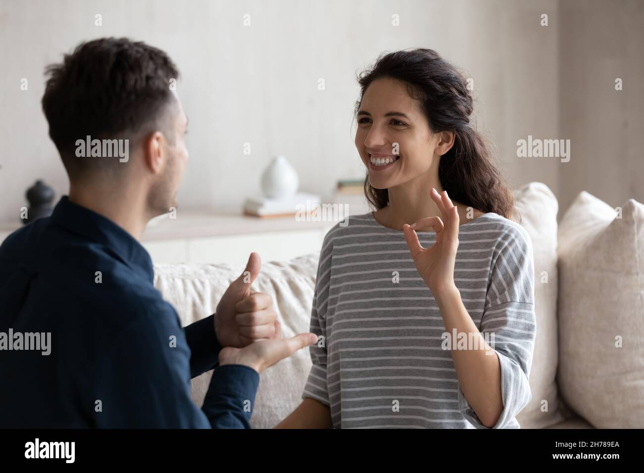 Latina-Frau kommuniziert mit dem Mann über Gebärdensprache Stockfoto