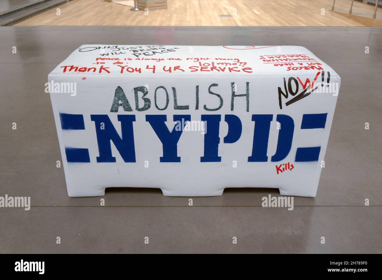 Eine Sperrholz- und Schaumnachahmung einer NYPD-Polizeibarriere, auf die die Zuschauer zu schreiben eingeladen sind. Im Queens Museum in Flushing Meadows Corona Park, NYC. Stockfoto