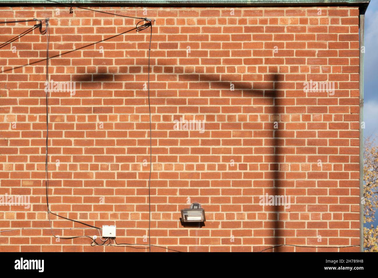 Licht, Schatten, Linien und Quadrate an der Seite eines Gebäudes in Flushing, Queens, New York City, Stockfoto