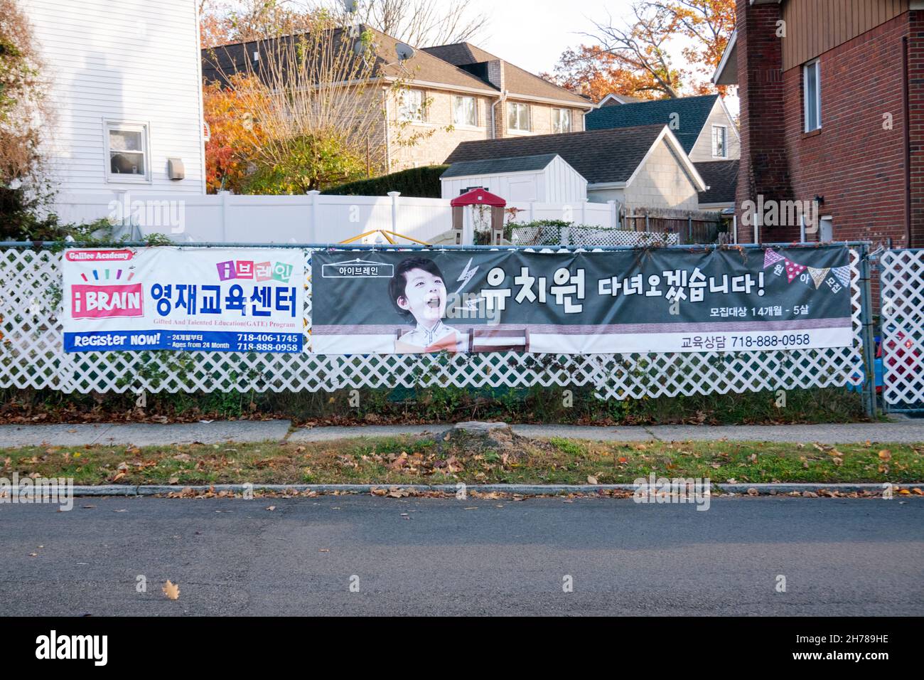 Schilder auf Koreanisch und Englisch für Ibrain, eine Kindertagesschule für Kleinkinder, in Flushing, Queens, New York City Stockfoto