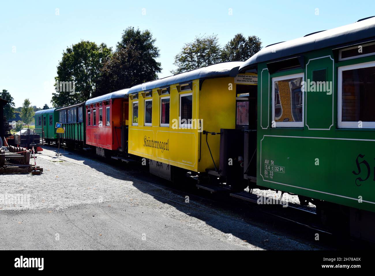 Stainz, Österreich - 23. September 2021: Bunte Waggons des sogenannten Flascherlzugs - Flaschenzug - einer Schmalspurbahn und einem beliebten Touristen-Attr Stockfoto