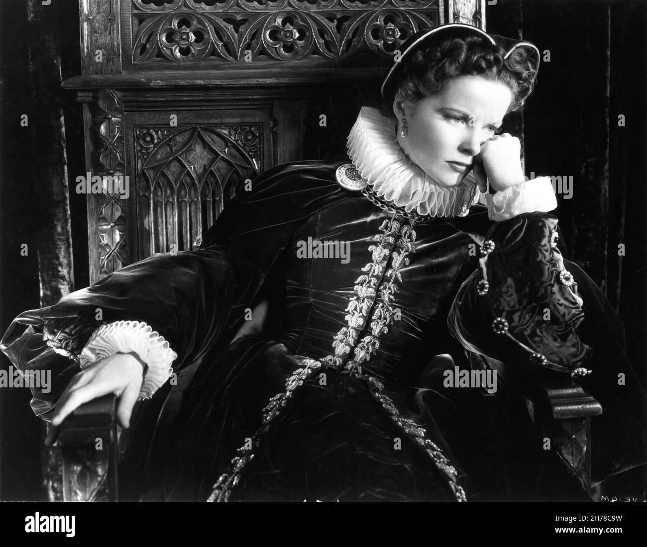 KATHARINE HEPBURN als Mary Queen of Scots Sitting on Throne in MARY OF