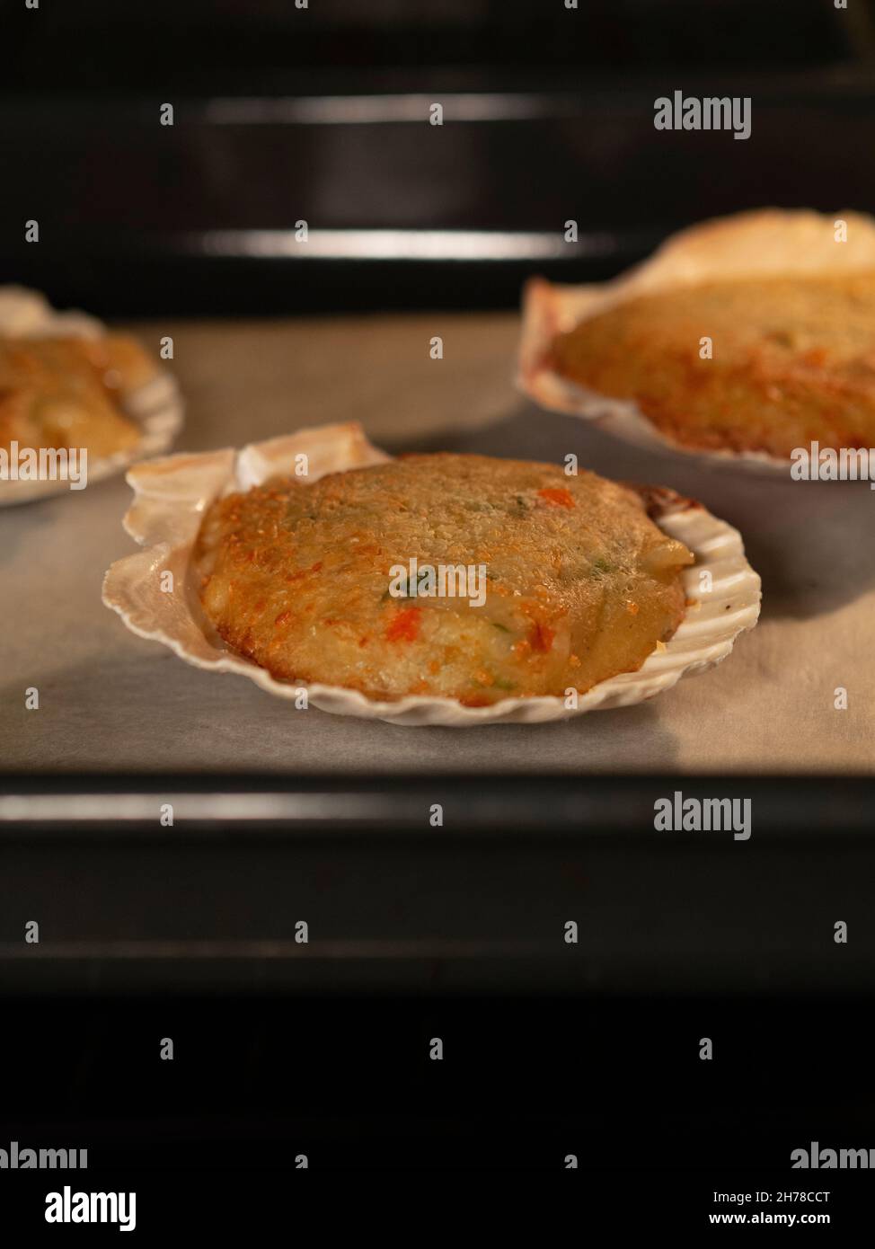 Krabbenkochen im Ofen, leckere und gesunde Meeresfrüchte, elegant. Stockfoto