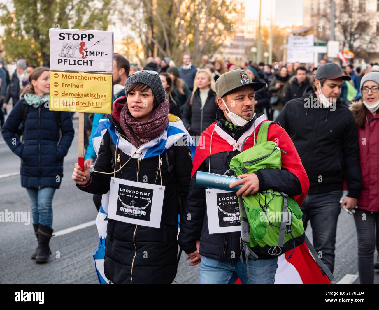 Wien, Österreich - November 20 2021: Anti-Vax Covid-19-Protestler in Wien mit Schild „Stopp Impfpflich“ oder „Stopp Impfschutz stoppen“ Stockfoto