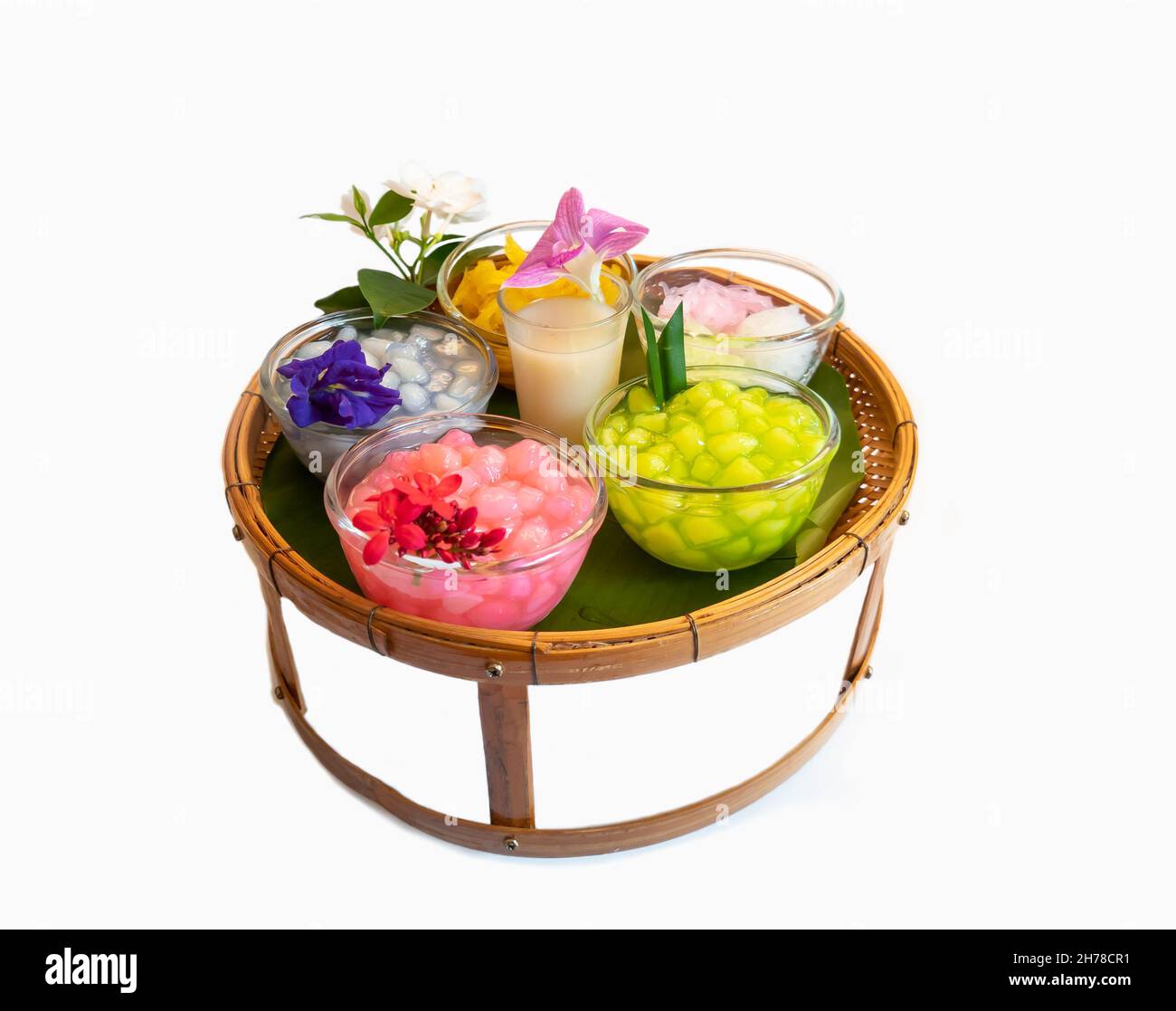 Royal Thai Küche. Thailändisches Dessert 'Sarim Tub Tim Grob' süßes Essen vermicelli mit verschiedenen Farben Würfel von Wasserkastanien (Lebensmittelfarbe aus Blumen Stockfoto