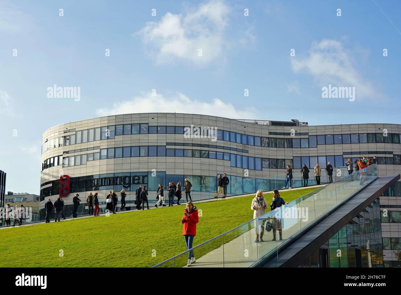Dreieckiges begehbares Gründach am Kö-Bogen II in Düsseldorf von Ingenhoven Architekten. Der Kö-Bogen II-Komplex ist Europas größte grüne Fassade. Stockfoto Dreieckiges begehbares Gründach am Kö-Bogen II in Düsseldorf von Ingenhoven Architekten. Der Kö-Bogen II-Komplex ist Europas größte grüne Fassade. Stockfoto