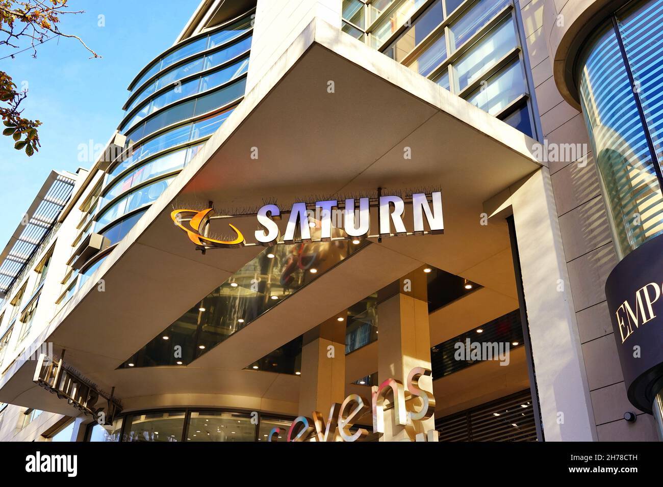 Außenansicht des modernen Einkaufszentrums „Sevens“ an der Königsallee in Düsseldorf. Stockfoto