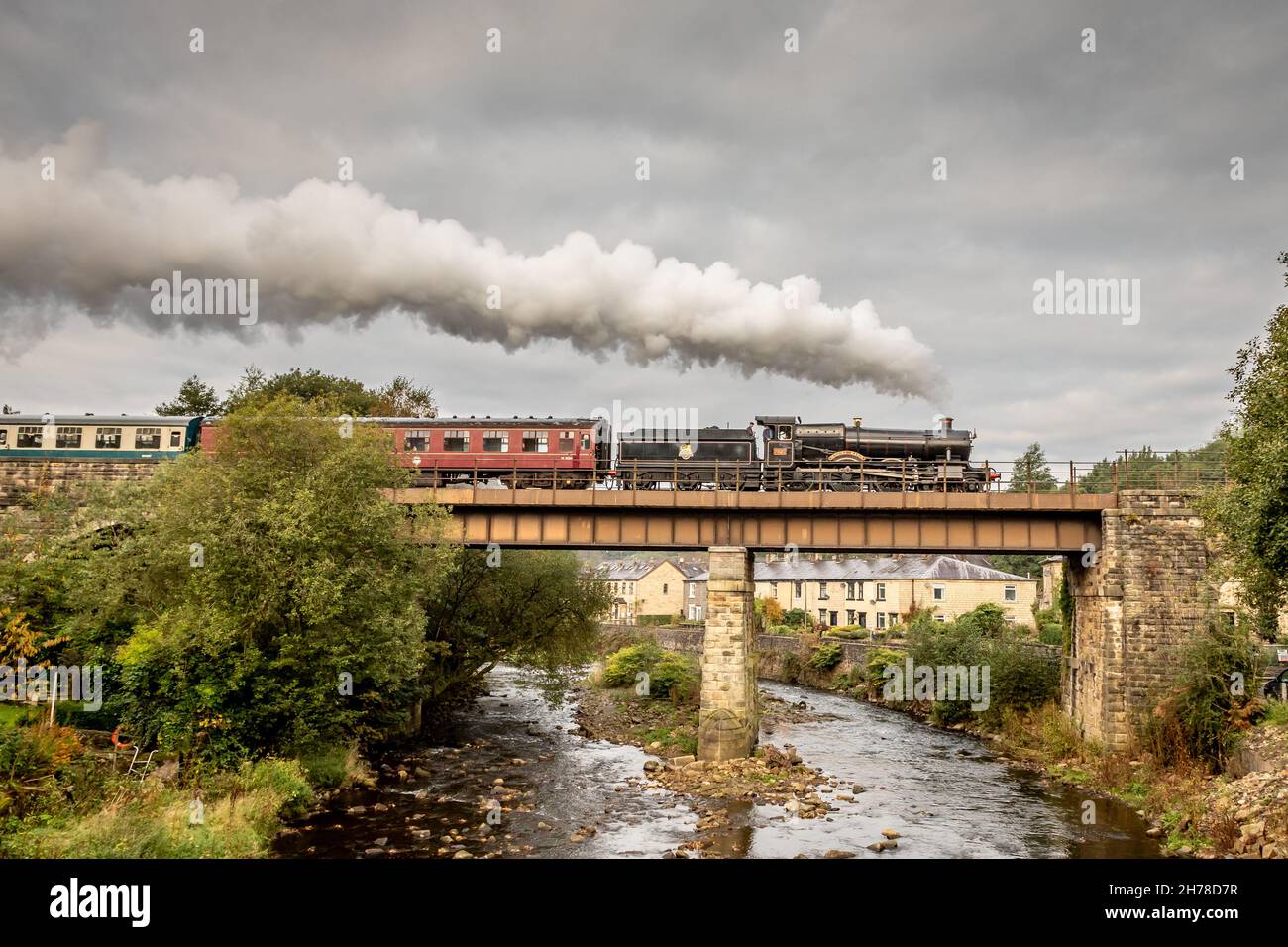 BR 'Manor' 4-6-0 No. 7820 'Dinmore Manor' überquert die Brücke über den Fluss Irwell bei Summerseat auf der East Lancashire Railway Stockfoto