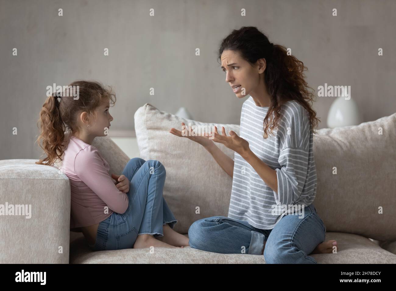 Verärgerte strenge Mutter, die Vorträge hielt, beleidigte die kleine Tochter wegen schlechten Verhaltens Stockfoto