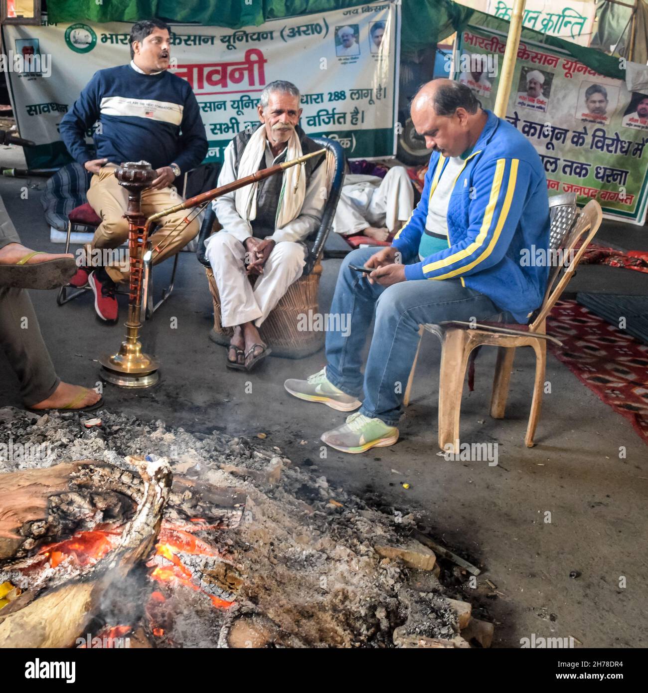 Gazipur, Delhi, Indien – 25 2020. Dezember: Indische Sikh- und Hindu-Bauern aus Punjab, Uttar Pradesh und Uttarakhand protestieren an der Grenze zu Delhi Stockfoto