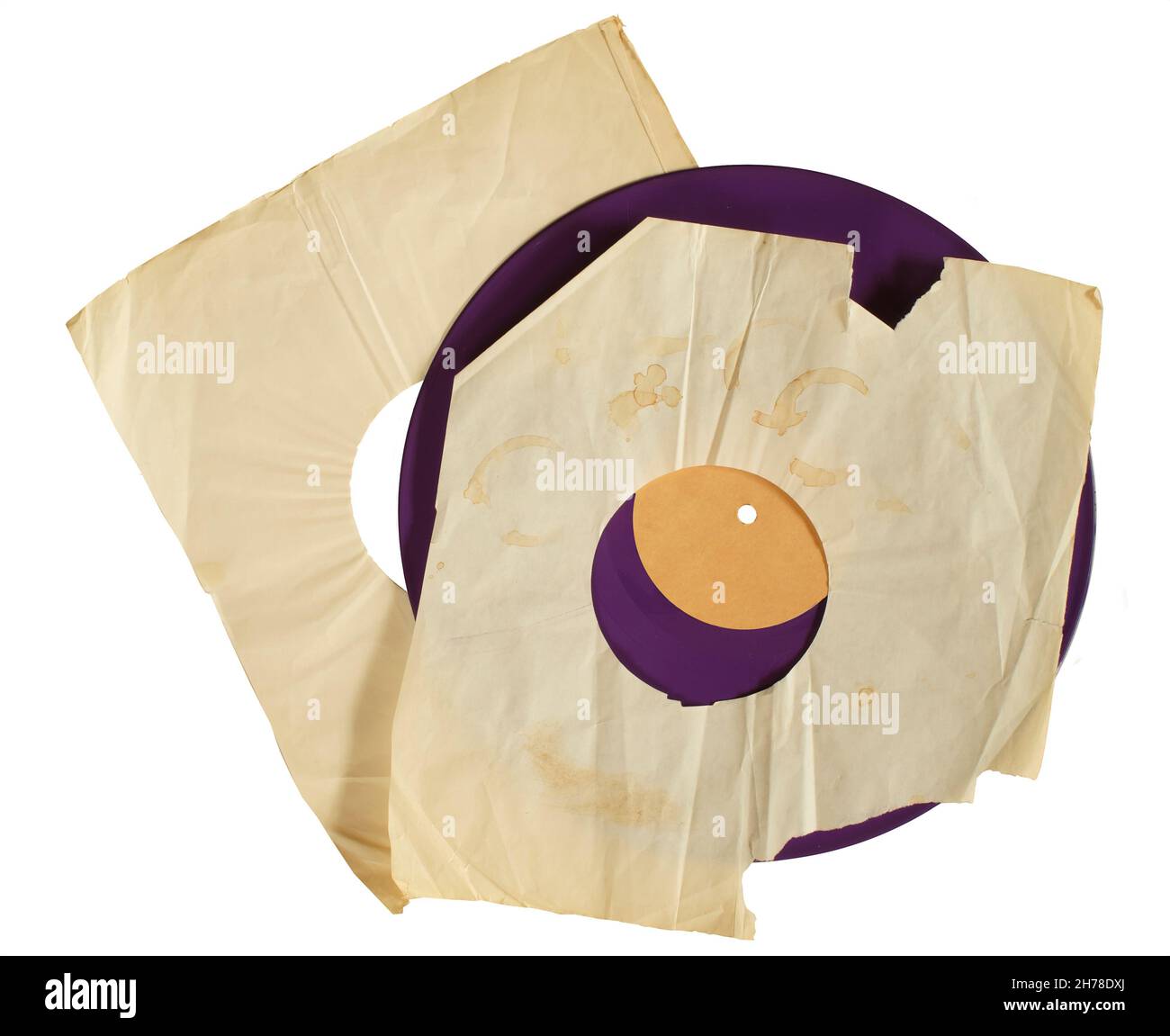 Alte grungige Vinyl-Platte mit blanko zerrissenen Sleeve und leerem Label, freiem Kopieplatz, isoliert auf Weiß. Stockfoto