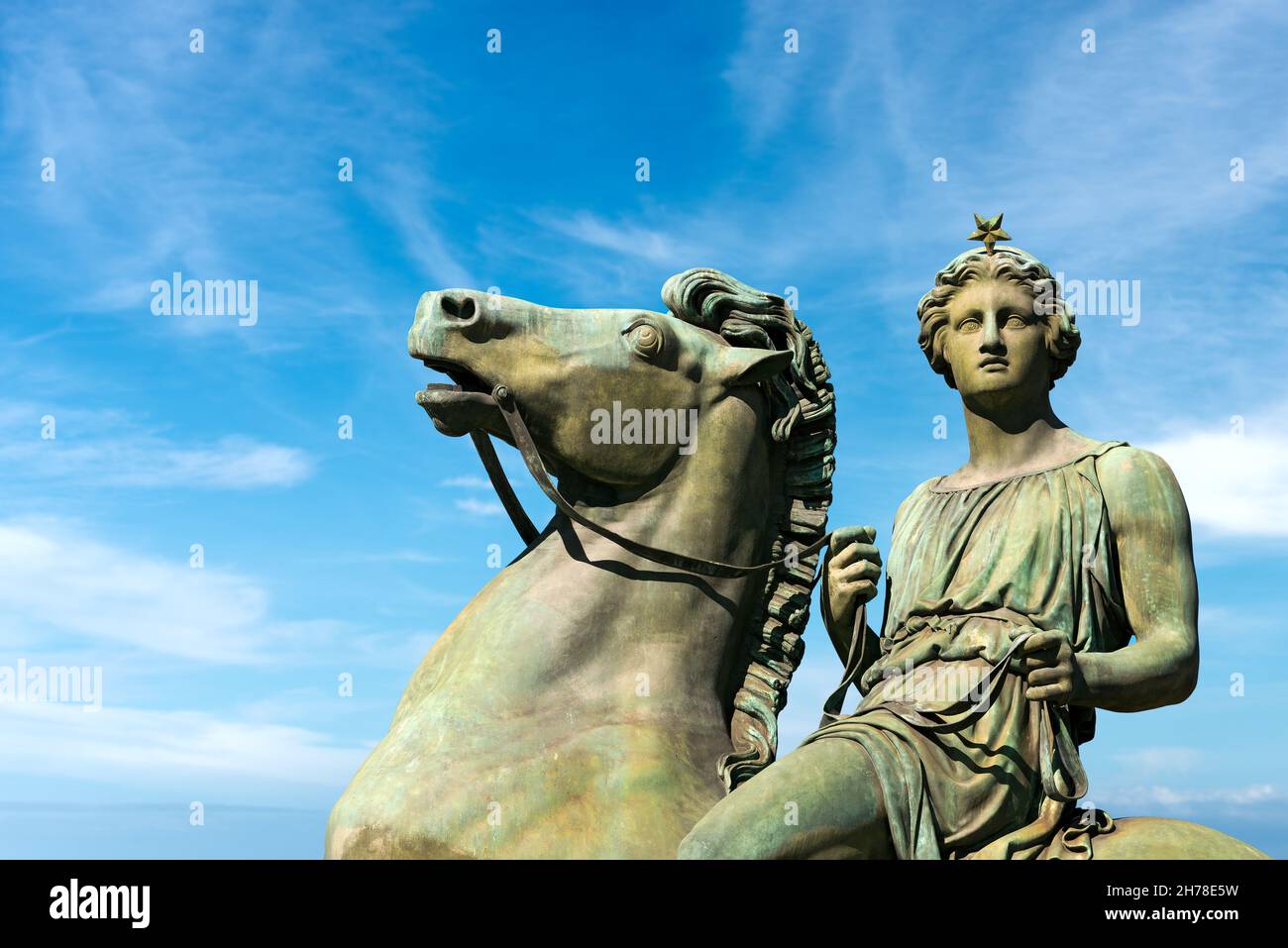 Reiterstatue des griechischen, römischen und etruskischen mythologischen Dioscuri Pollux, Sohn des Zeus. Vor dem Königspalast, Turin, Piemont, Italien Stockfoto