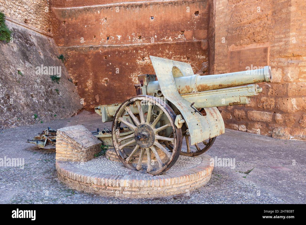 Alte Kanonen zur Verteidigung von Festungen in den Außenmauern der Burg Niebla in Huelva, Andalusien, Spanien Stockfoto