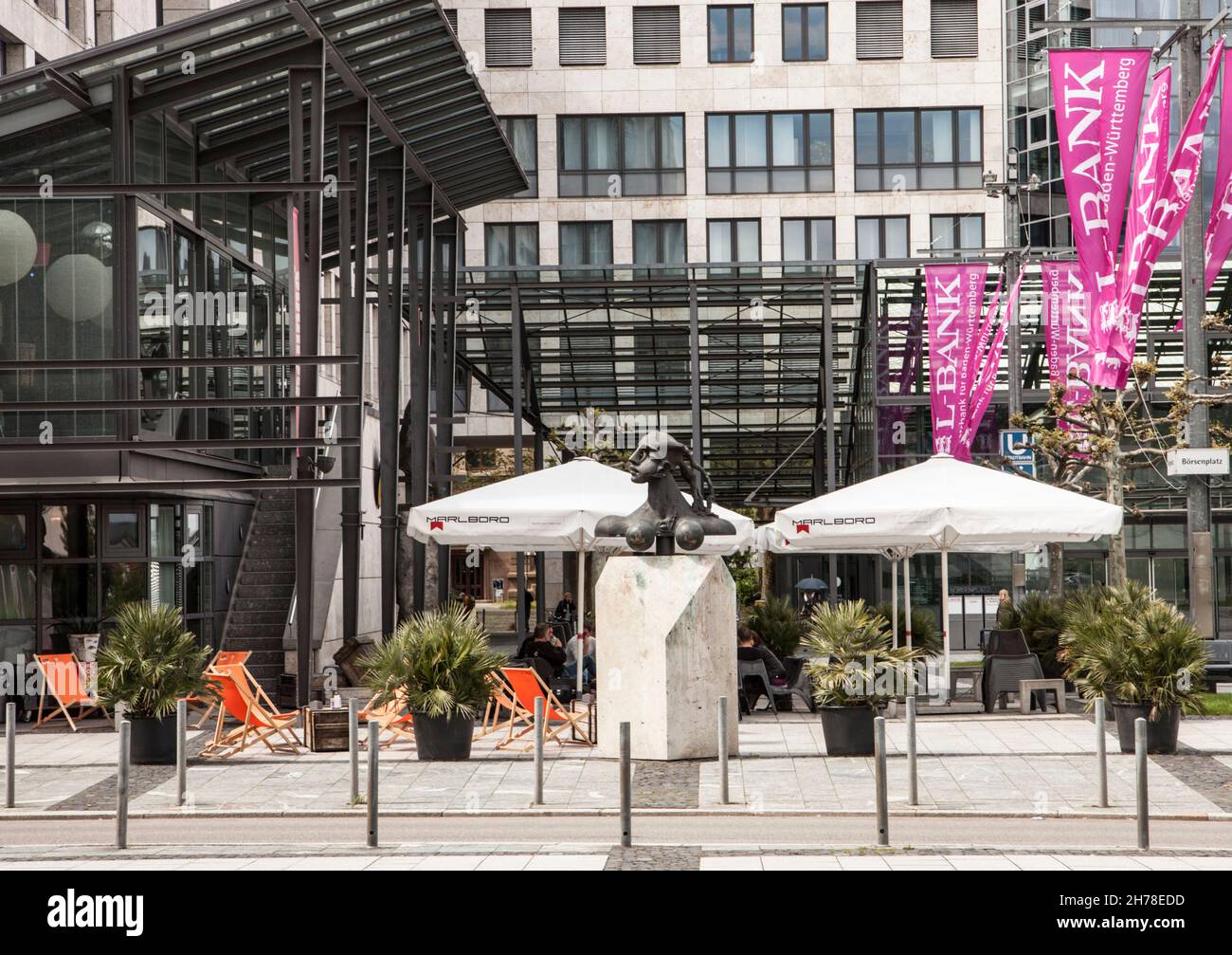 Stuttgart, Deutschland - Moderne Kunst im öffentlichen Raum: Bronzebüste einer Frauenbueste aus dem Jahr 1993 von Jürgen Goerzt am Boersenplatz, Stadtzentrum Stockfoto