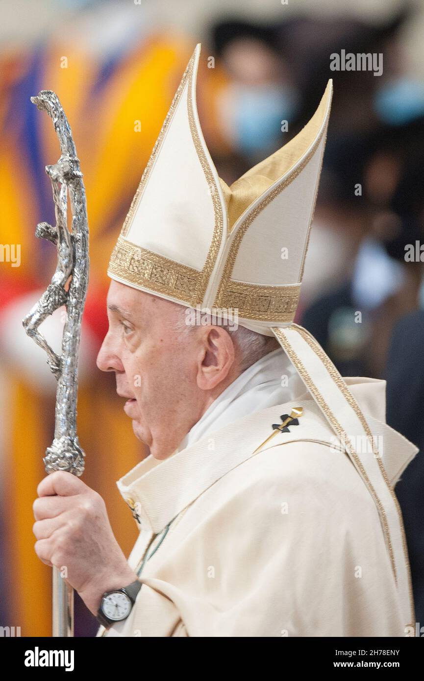 Vatikan, Vatikan. 21st. November 2021. Italien, Rom, Vatikan, 2021/11/21.Papst Franziskus feiert die Heilige Messe am Hochfest unseres Herrn Jesus Christus, König des Universums, XXXVI. Weltjugendtag in der Vatikanischen Basilika . Foto von Alessia Giuliani/Catholic Press Photo. BESCHRÄNKT AUF REDAKTIONELLE VERWENDUNG - KEIN MARKETING - KEINE WERBEKAMPAGNEN. Kredit: Unabhängige Fotoagentur/Alamy Live Nachrichten Stockfoto