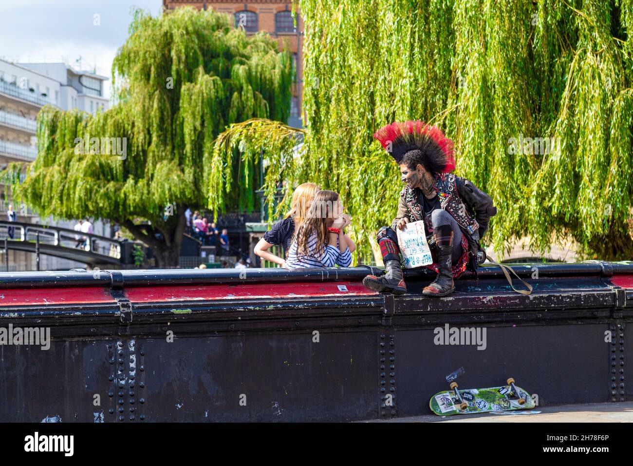 Punk im Gespräch mit einer Frau bei Camden Lock, Camden, Market, London, Großbritannien Stockfoto