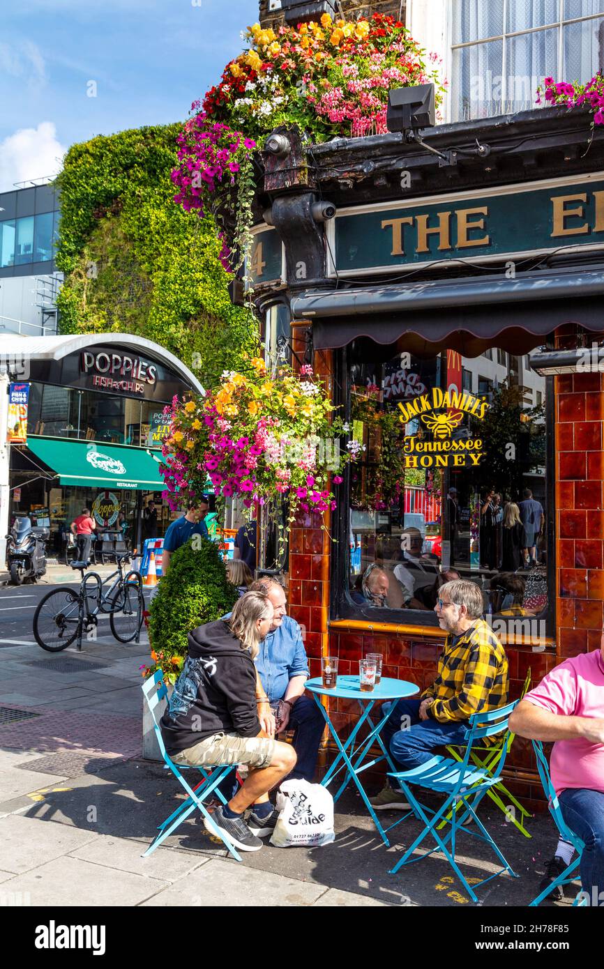 Menschen, die an einem sonnigen Tag vor dem Elefands Head Pub trinken, Camden High Street, Camden, London, Großbritannien Stockfoto