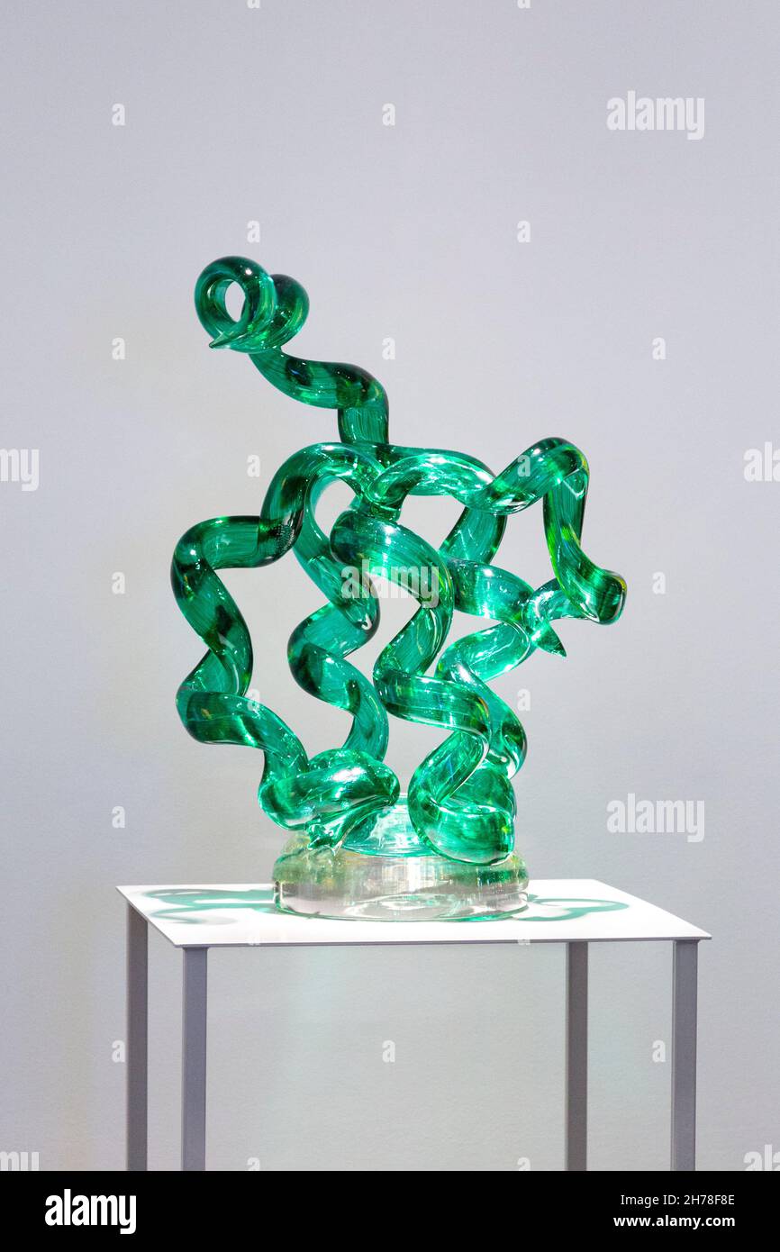 Grüne abstrakte Glasskulptur von Dale Chihuly in der Halcyon Gallery, Mayfair, London, Großbritannien Stockfoto