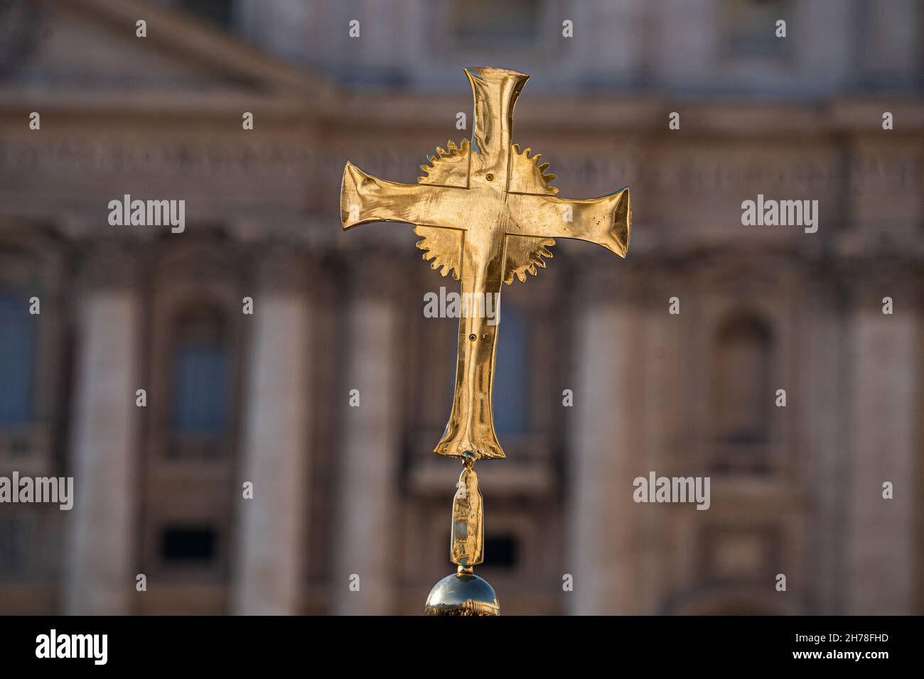 VATIKAN ROM ITALIEN, 21. NOVEMBER 2021. An einem warmen Tag füllt der Petersplatz im Vatikan große Menschenmassen voller Treue, um Papst Franziskus I aus dem Fenster seines Balkons das Angelusgebet anlässlich des Weltjugendtages zu hören. Kredit: amer ghazzal/Alamy Live Nachrichten Stockfoto