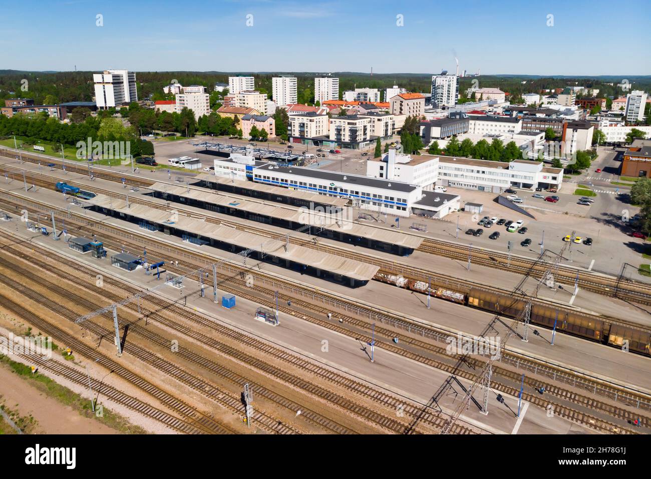 Kouvola, Finnland - 4. Juni 2021: Luftaufnahme des Bahnhofs von Kouvola und des Stadtzentrums. Stockfoto