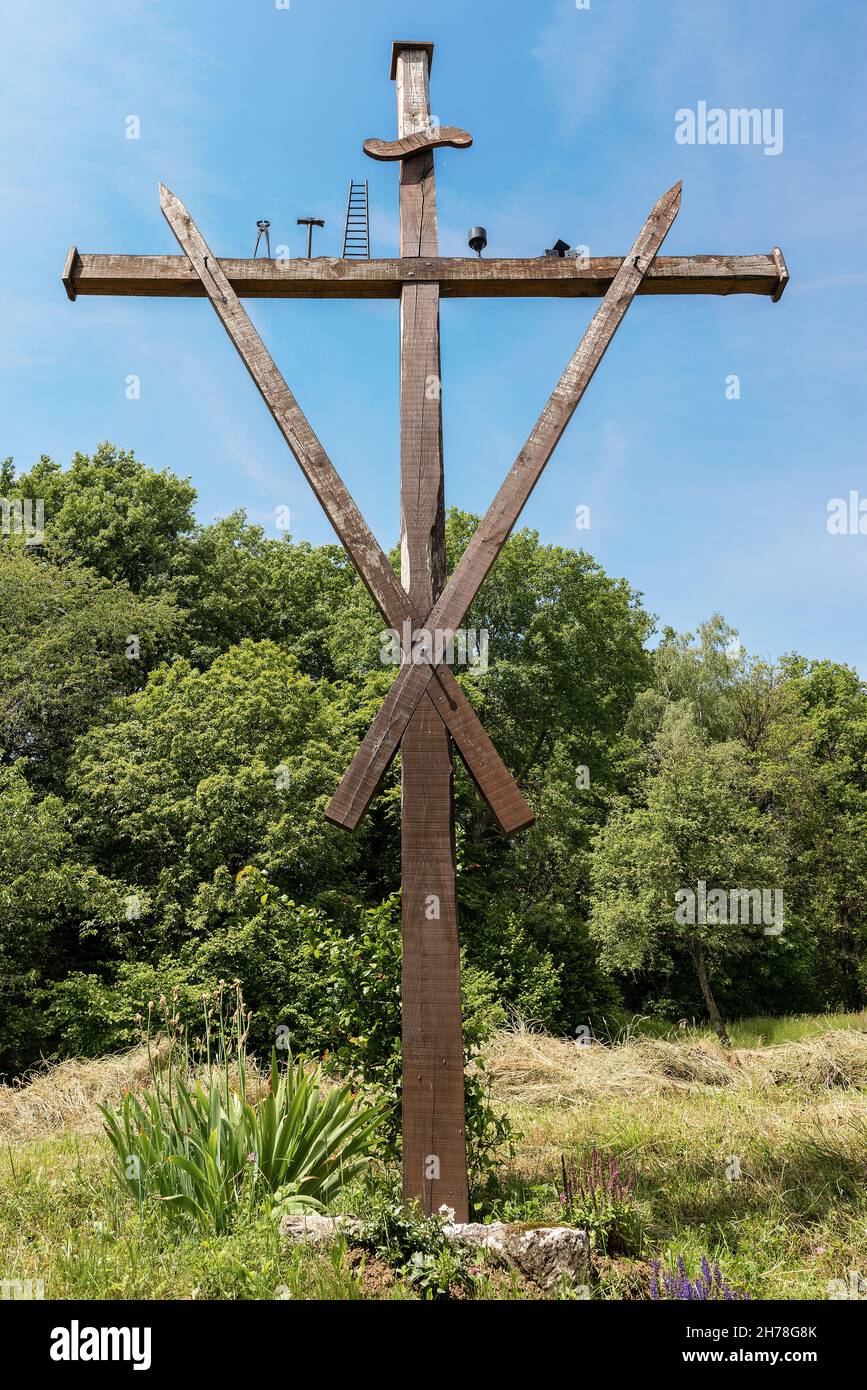 Altes Holzkreuz mit den Symbolen der Passion Christi, Zange, Leiter, Hammer, Kelch, Würfel, Nägel und Text INRI. Venetien, Italien Stockfoto