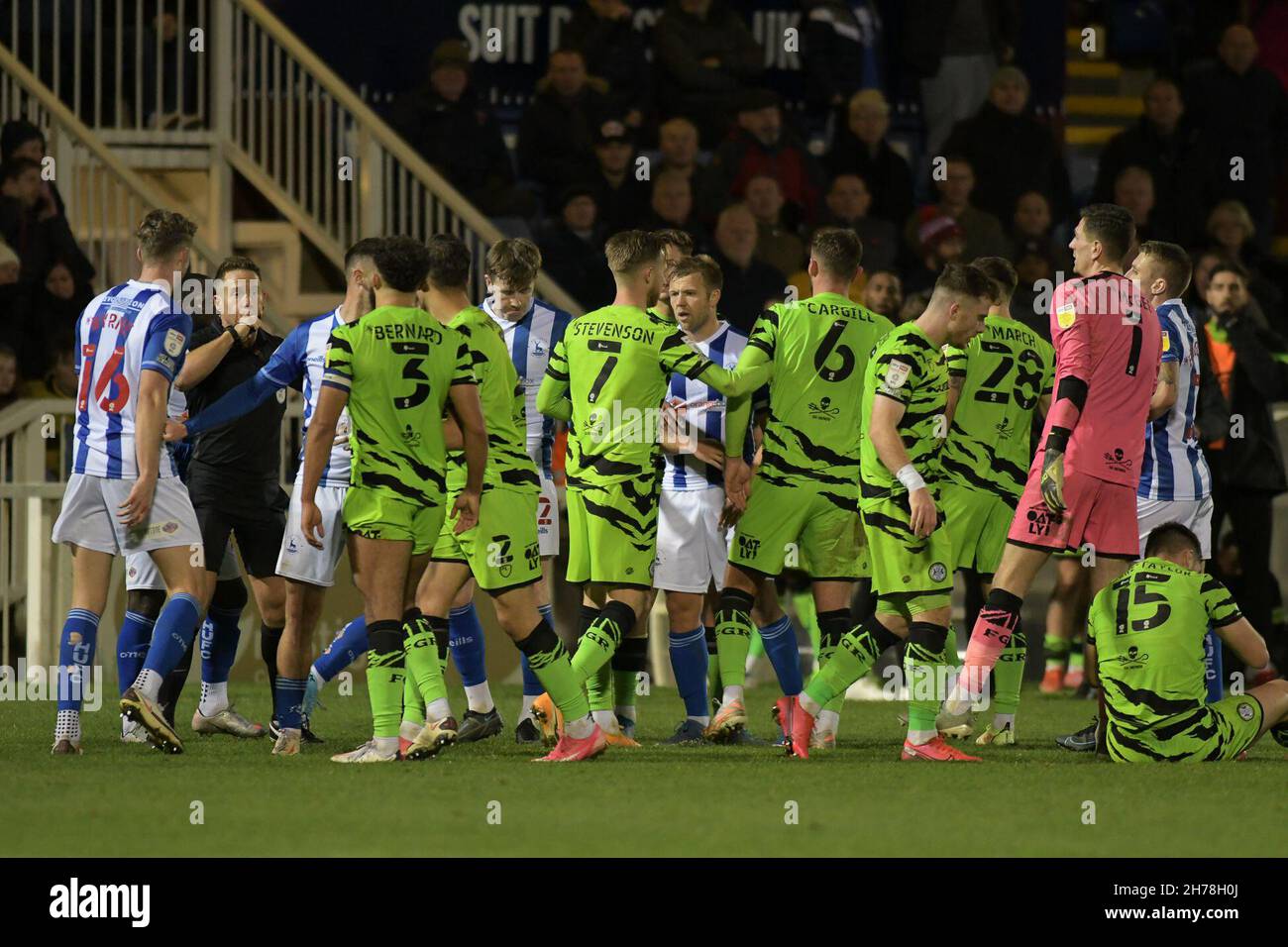 HARTLEPOOL, GBR. NOV 20th Schiedsrichter Steve Martin versucht, während des Sky Bet League 2-Spiels zwischen Hartlepool United und Forest Green Rovers am Samstag, den 20th. November 2021, Ordnung in das Spiel zu bringen. (Quelle: Scott Llewellyn | MI News) Stockfoto