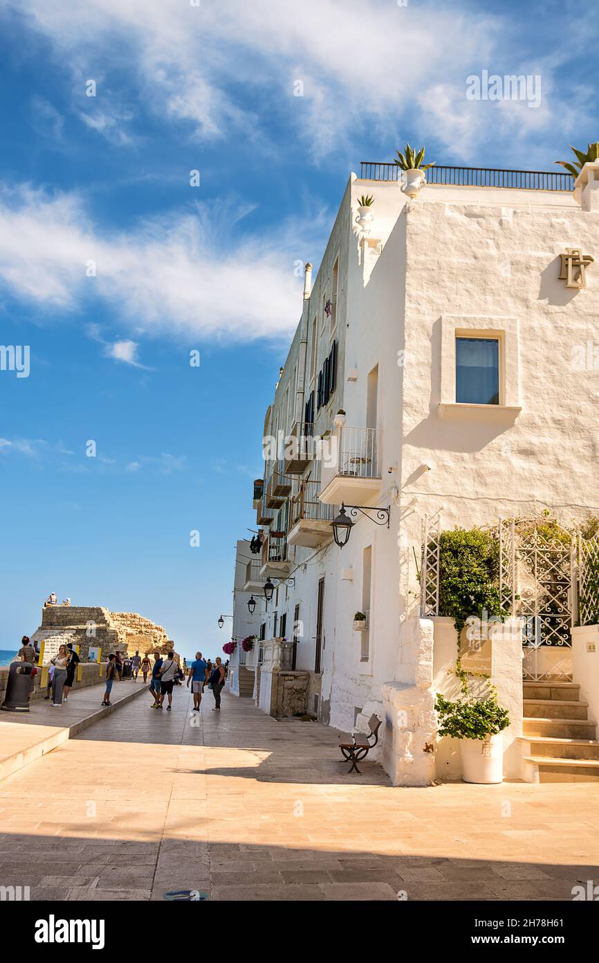Monopoli, Italien - 20. August 2021: Fußgängerzone an der Uferpromenade der Altstadt von Monopoli Stockfoto