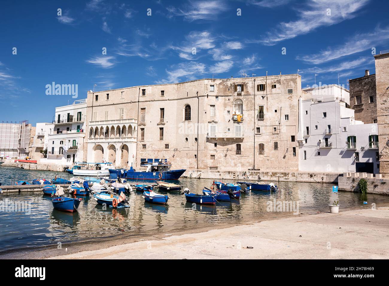 Alter Hafen von Monopoli Provinz Bari, Region Apulien, Süditalien. Boote in der Marina von Monopoli. Stockfoto