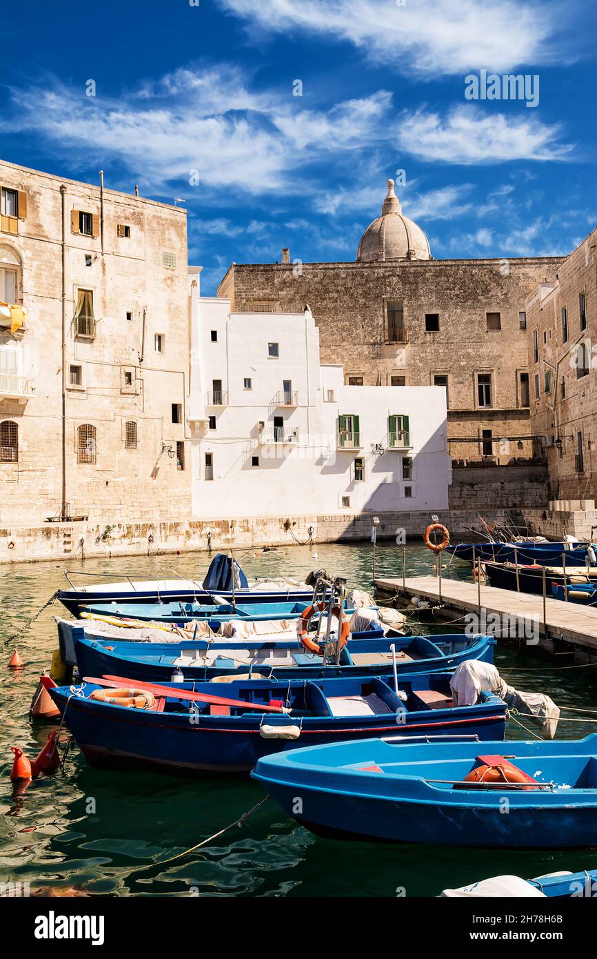 Alter Hafen von Monopoli Provinz Bari, Region Apulien, Süditalien. Boote in der Marina von Monopoli. Stockfoto
