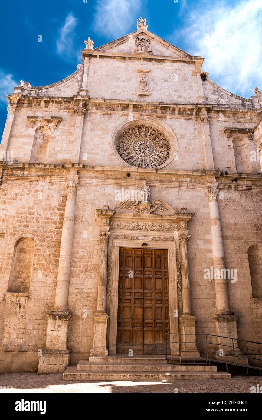 Die Kirche San Domenico im historischen Zentrum von Monopoli in Apulien (Italien) Stockfoto