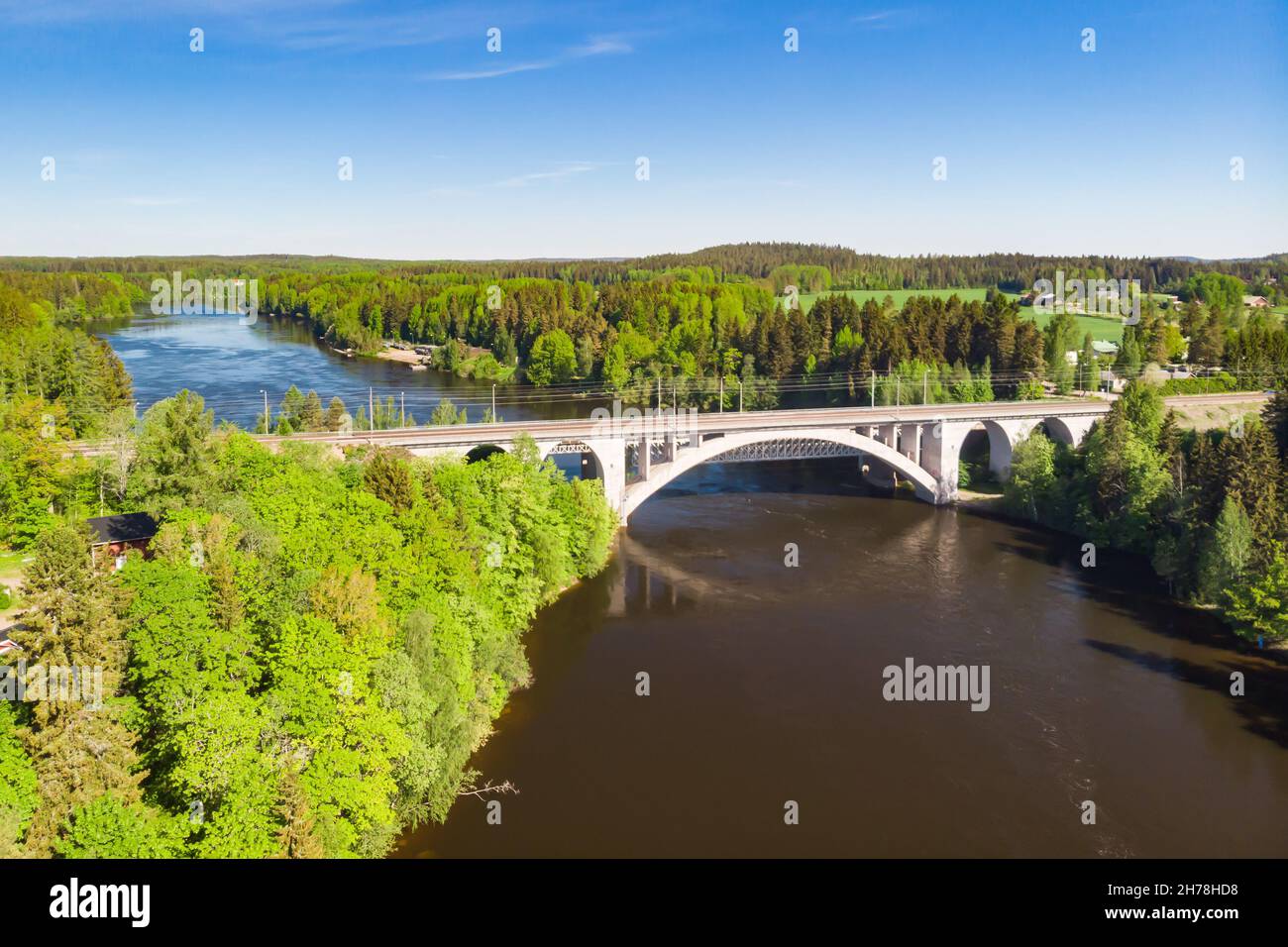 Sommeransicht der Brücke und des Kymijoki-Flusses in Finnland, Kymenlaakso, Kouvola, Koria Stockfoto