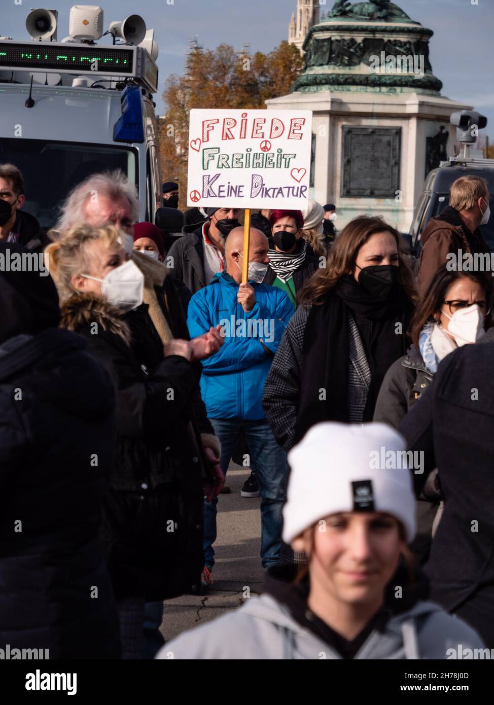 Wien, Österreich - 20 2021. November: Protestler mit Schild bei der Anti-vax Covid-19 Rallye am Heldenplatz. Stockfoto