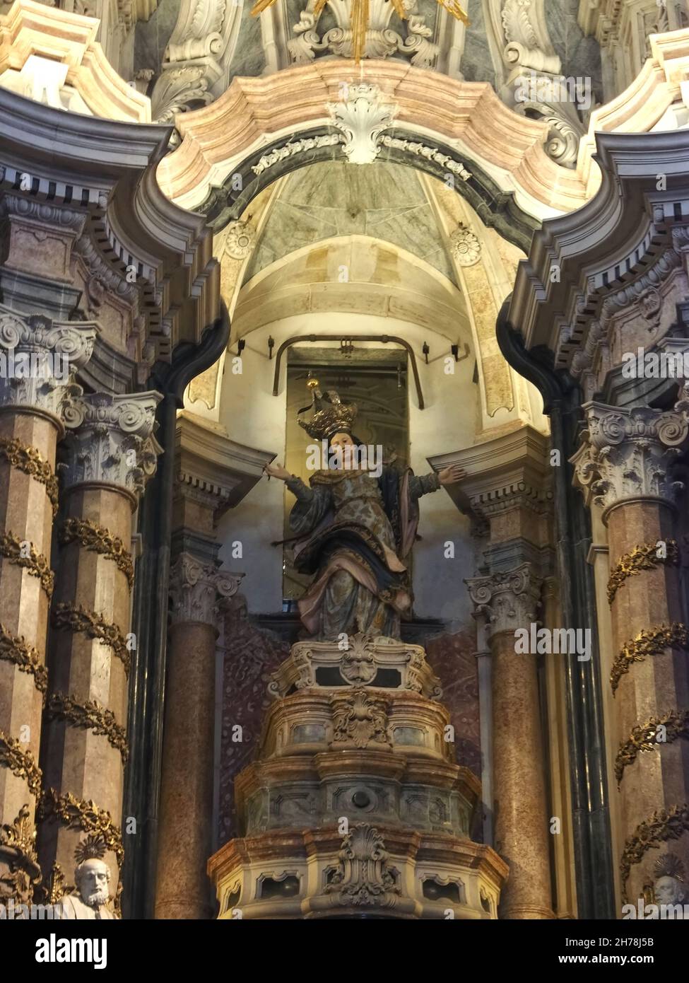 Innenraum der schönen Clerigos Kirche in Porto in Portugal Stockfoto