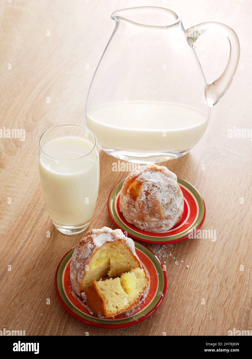 Süßer Hefe-Cupcake gefüllt mit Vanillecreme und frischer veganer Milch. Leckeres Frühstück. Hausgemachtes Gebäck. Stockfoto