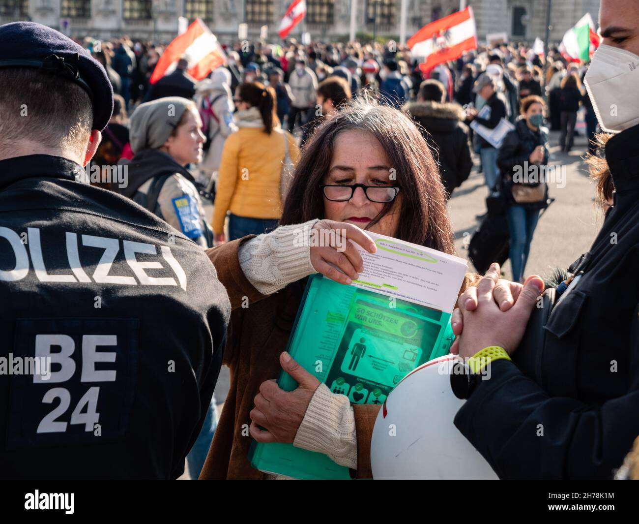 Wien, Österreich - 20 2021. November: Anti-Vax Covid-19-Protesterin im Gespräch mit der Polizei auf der Demonstration am Heldenplatz in der Nähe der Hofburg. Stockfoto