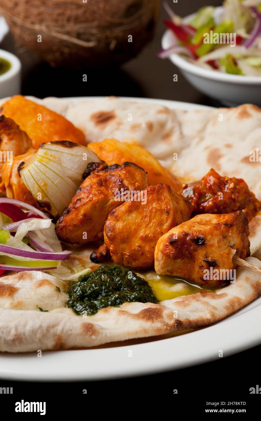 Indische ethnische Küche Tandoori Huhn auf Naan Brot Stockfoto