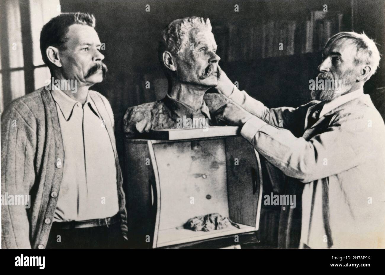 Portrait du sculpteur Serguei (Serge, Sergey) KONENKOV (KONYONKOV) avec Maxim GORKY (Gorki) dans son atelier modellant le buste de Gorky vers 1928/1929 Stockfoto