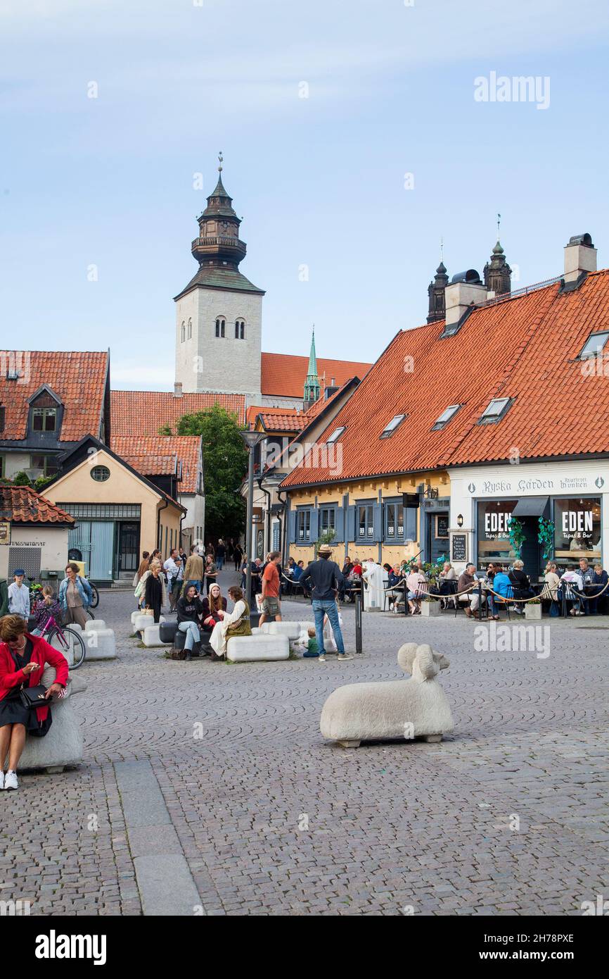 VISBY GOTLAND der Turm zur Kathedrale über den Stadthäusern vom Platz aus gesehen Stockfoto