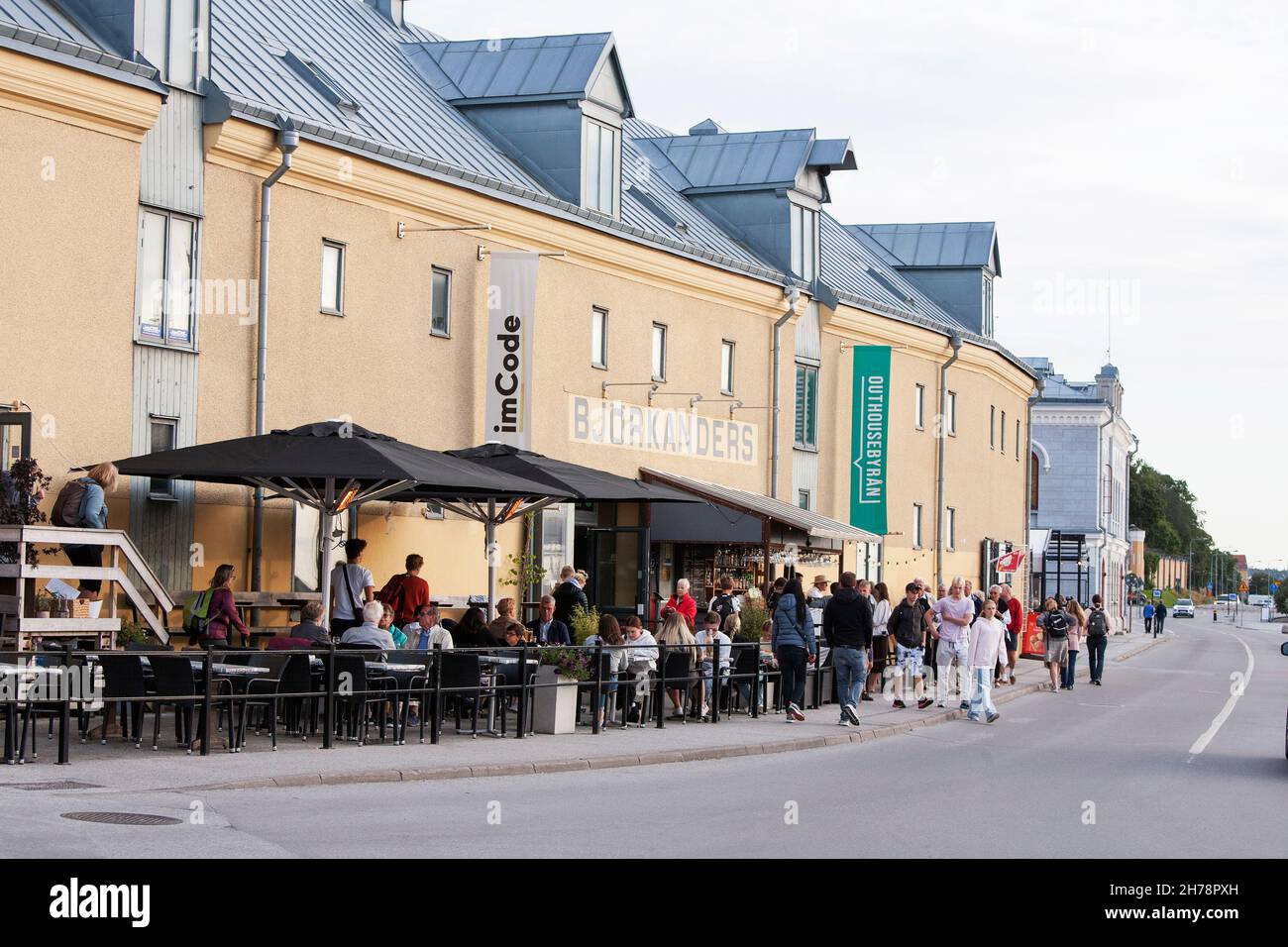 VISBY Gotland die Touristen in der Taverne sind an den Sommernachmittagen lebhaft Stockfoto