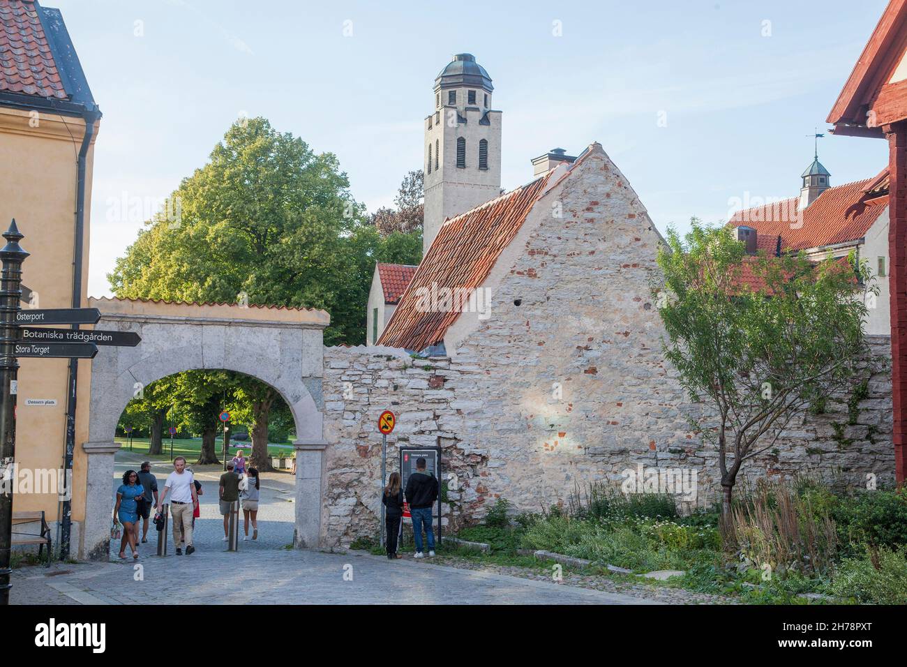 VISBY GOTLAND eines der alten Stadttore in der mittelalterlichen Stadtmauer Stockfoto