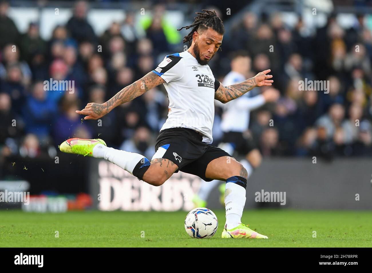 DERBY, GBR. NOV 21st Colin Kazim-Richards von Derby County während des Sky Bet Championship-Spiels zwischen Derby County und Bournemouth im Pride Park, Derby am Sonntag, 21st. November 2021. (Kredit: Jon Hobley | MI News) Kredit: MI Nachrichten & Sport /Alamy Live News Stockfoto