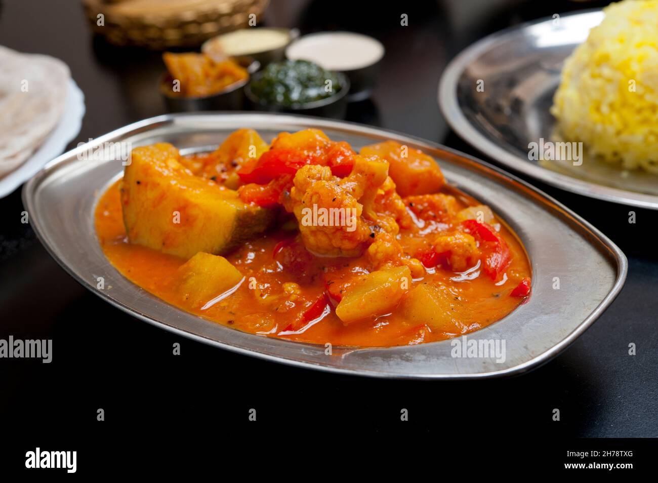 Indische ethnische Küche Dum Aloo Gobi Vegetarisches Gericht Stockfoto