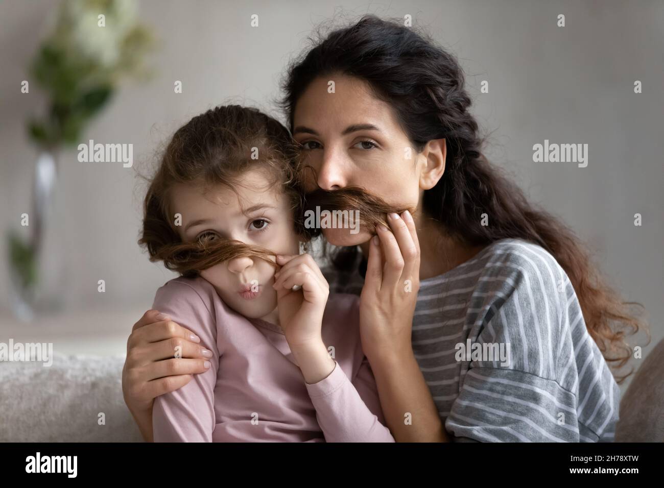 Headshot Porträt von Mutter mit Tochter Spaß mit Haaren Stockfoto