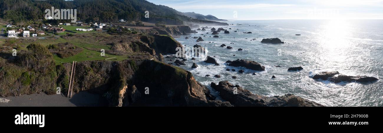 Der Pazifik fließt an der zerklüfteten Küste Nordkaliforniens in Westport. Der Pacific Coast Highway verläuft direkt entlang dieser malerischen Route. Stockfoto