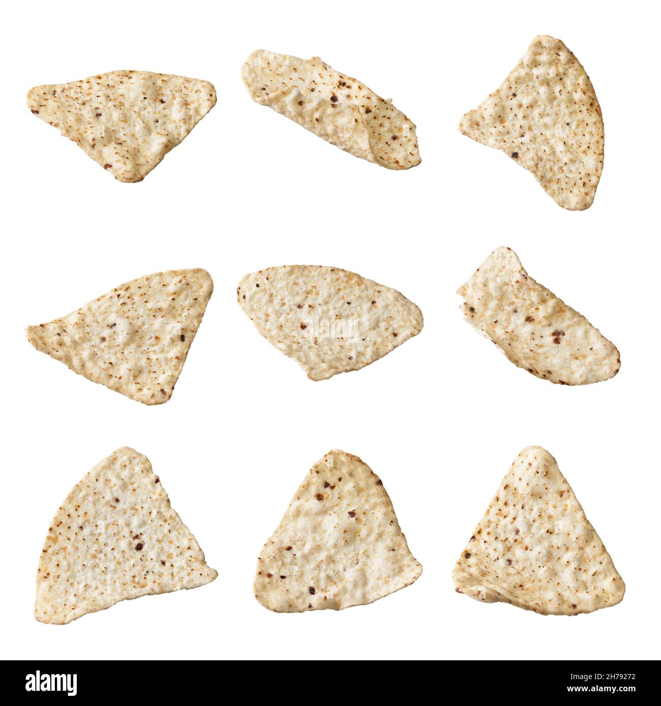 Haufen mexikanischer Nachos-Chips isoliert auf weißem Hintergrund Stockfoto