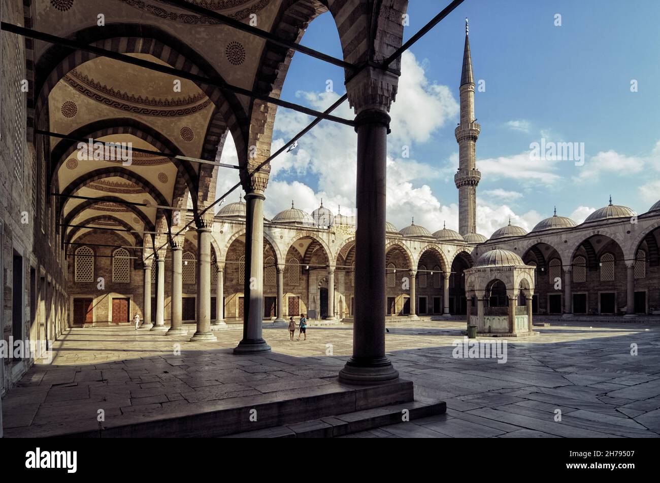 Die Veranda der Blauen Moschee und der Wasserbrunnen im Innenhof, ein Wahrzeichen des Tourismus in Istanbul und Reiseziel der europäischen Türkei Stockfoto