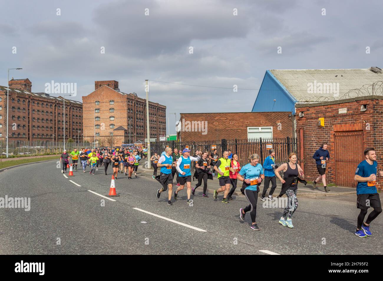 Wallasey, Großbritannien: Läufer auf der Dock Road, während des Mersey Tunnel 10k, einer Veranstaltung, die über den Kingsway Tunnel von Liverpool nach New Brighton führt Stockfoto