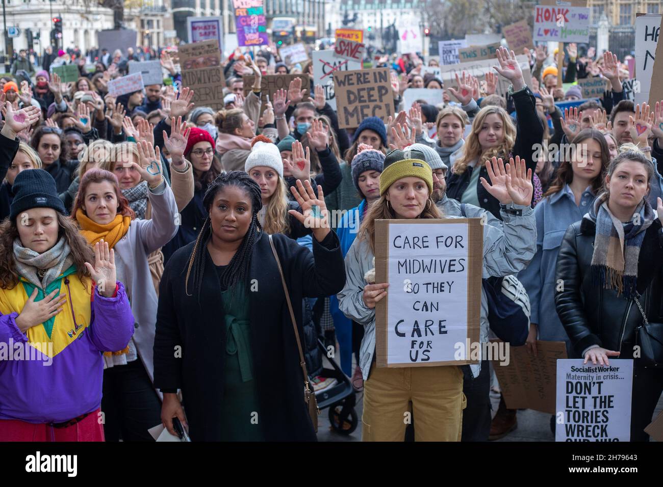 LONDON, GROSSBRITANNIEN. 21st. November 2021. März mit dem Protest der Hebammen auf dem Parliament Square ist der Protest Teil einer landesweiten Mahnwache. Kredit: Lucy North/Alamy Live Nachrichten Stockfoto