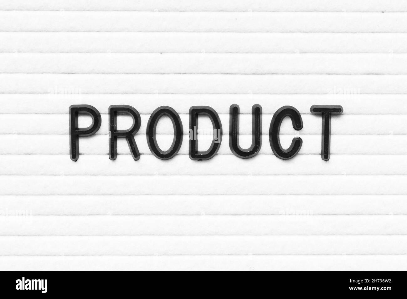 Schwarzer Buchstabe im Wort Produkt auf weißem Filzbrett Hintergrund Stockfoto