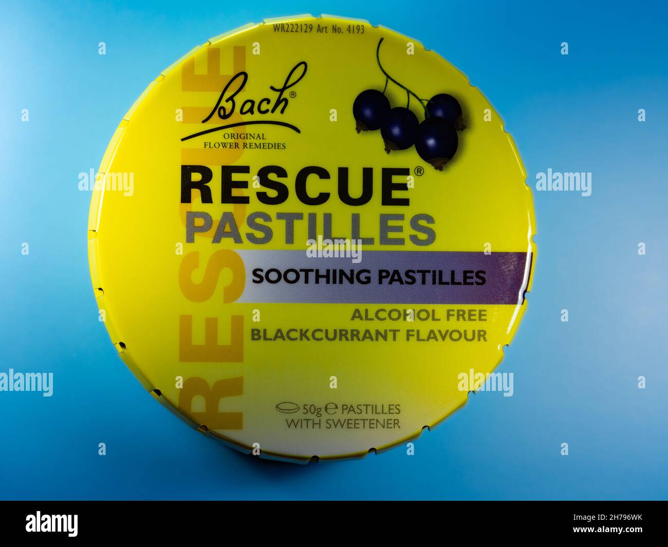 Dose Bachs Rettungsmittel Pastillen Fruchtaroma Pastillen für Stressabbau gelbe Blechdose auf blauem Hintergrund Stockfoto